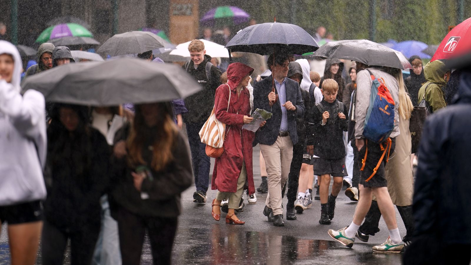 英國天氣：大雨席卷全國 - 這對體育和音樂愛好者來說是個壞消息 | 英國新聞